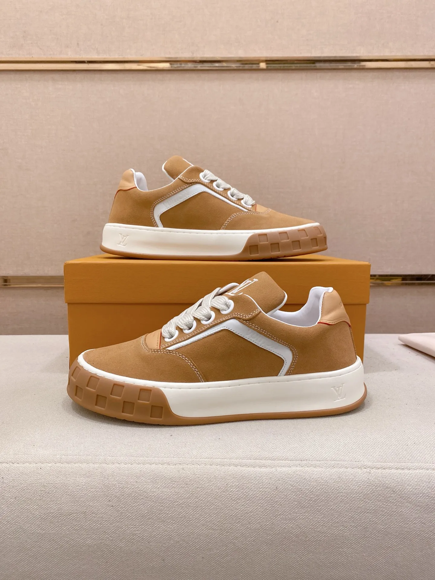 Factory price: 480💰 LV 🫏The colorful interpretation of BUTTERSOFT sneakers combines sheepskin, The colorful interpretation of LV BUTTERSOFT sneakers combines sheepskin and calfskin for a super soft feel. Designed by Pharrell Williams, this '60s-inspired shoe features a padded upper that's been crafted by Louis Vuitton craftsmen to further enhance the comfort of the leather. In addition to the LV initials, it features multiple signatures, including natural leather trim and an embossed pattern of Pharrell Williams and lobster on the side, referencing the Fall/Winter 2025 men’s show. A must-have artifact for fashionistas✅ Code number 38-44